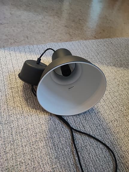 Liten taklampa i mörk antracitgrå.