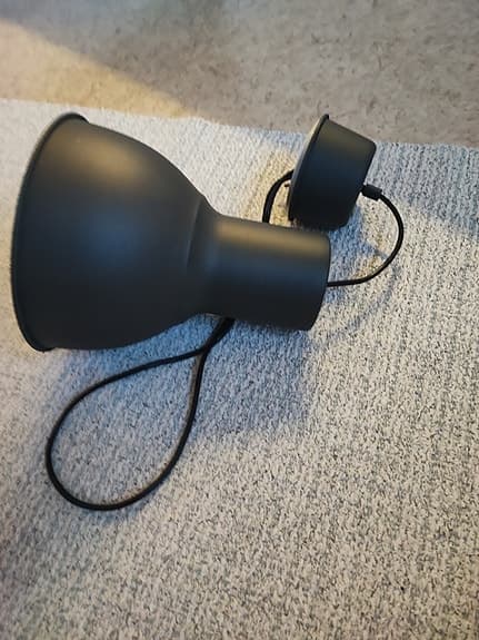 Liten taklampa i mörk antracitgrå.