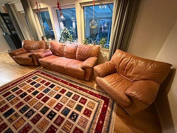 Soffgrupp Natuzzi – äkta anilinskinn. (3+1+1)