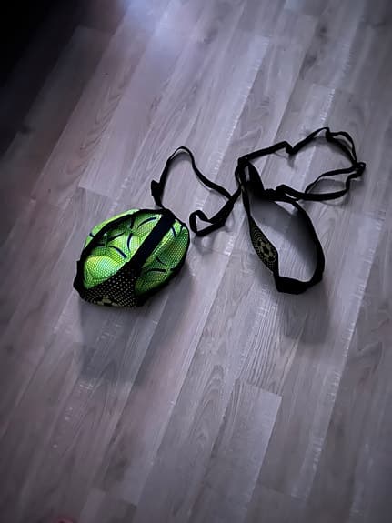 Grön träningsboll med midjebälte och elastiskt band