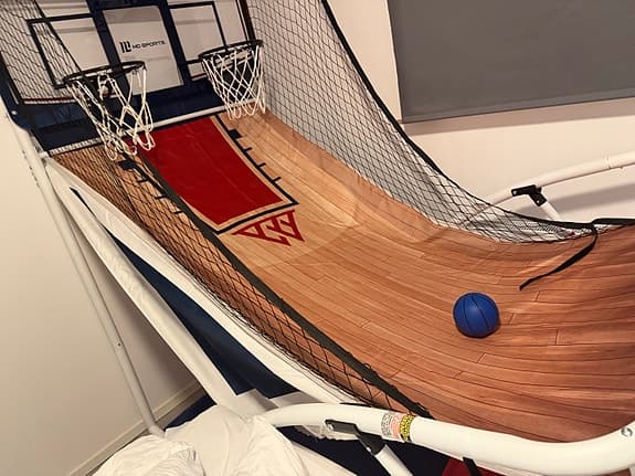 Elektroniskt basketspel med dubbla korgar inomhus
