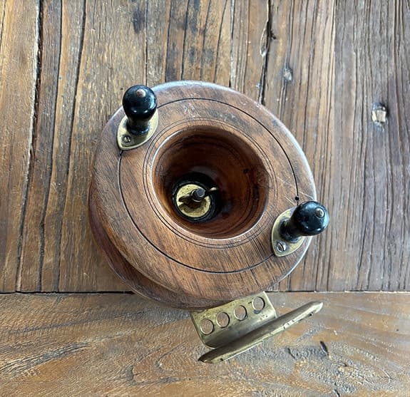 Havsfiskerulle trä/mässing, Stor gammal fiskerulle.