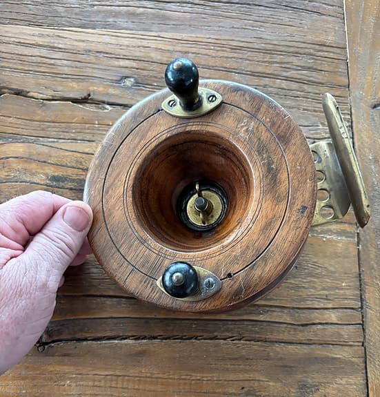 Havsfiskerulle trä/mässing, Stor gammal fiskerulle.