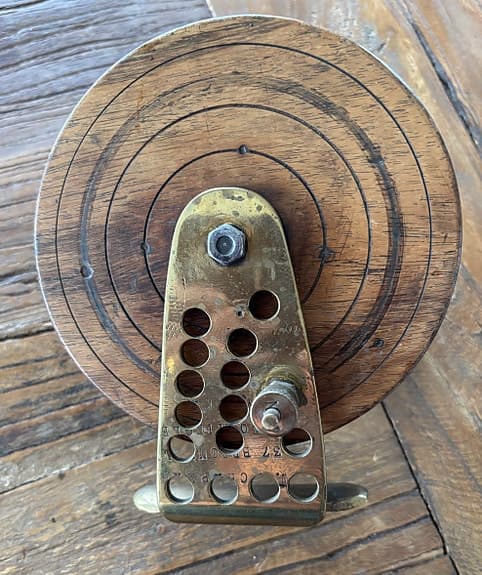 Havsfiskerulle trä/mässing, Stor gammal fiskerulle.