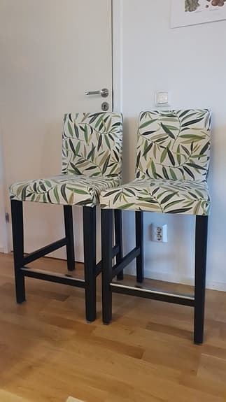 Barbord och barstolar från Ikea.