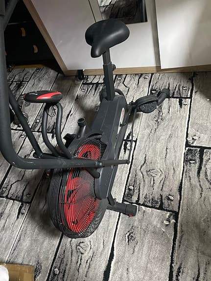 Träningscykel motionscykel med display svart/röd