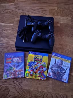 Sony Playstation 4 spelkonsol svart med två handkontroller