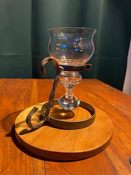 Ljusstake från Bolin Smide, känd för sitt svenska hantverk i smide och glas