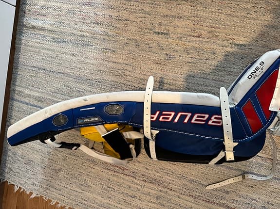 Bauer One.9 målvaktsbenskydd 35+2 vit blå röd