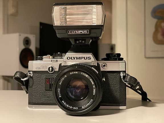 Olympus OM10 systemkamera med Zuiko 50mm f/1.8 objektiv