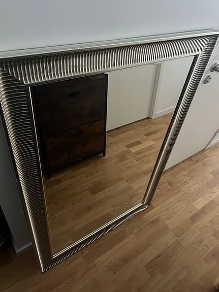 spegel med profilerad ram