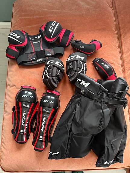 CCM hockeyskydd set junior svart röd