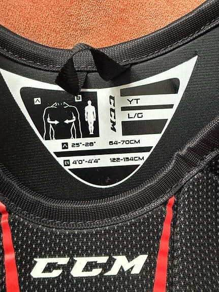 CCM hockeyskydd set junior svart röd