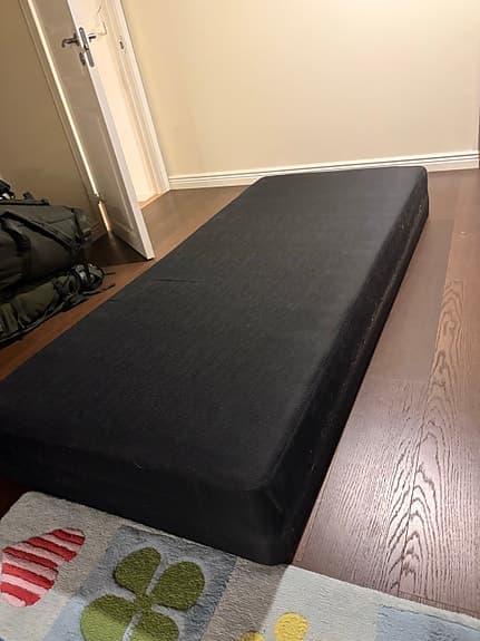 IKEA säng med madrass svart