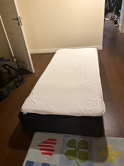 IKEA säng med madrass svart