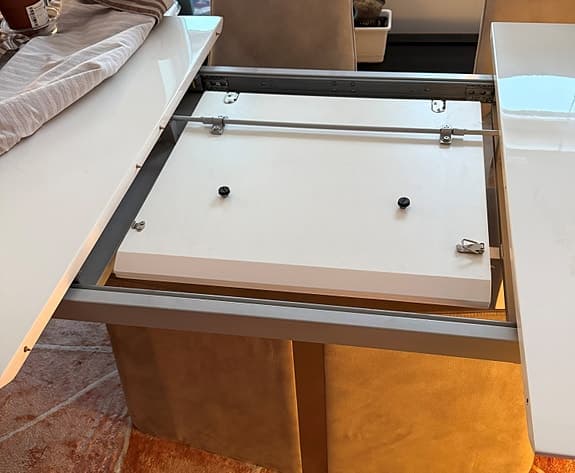 Matbord med 10 stolar, 110  x 220-280 cm