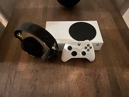 Xbox Series S spelkonsol vit med handkontroll och headset