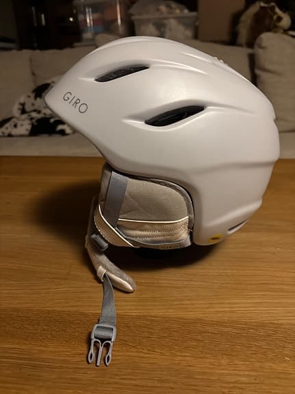 Skidhjälm av märket Giro med MIPS