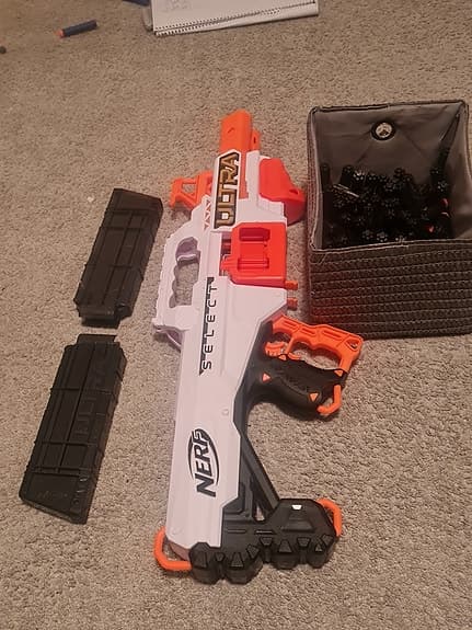 Nerf Ultra Select leksaksvapen med 2 magasin och 80+pilar