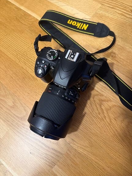 Nikon D3300 systemkamera med Tamron-objektiv. 18-200 med AF VC.