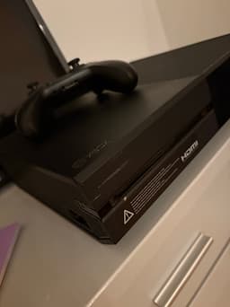 Xbox One svart med en kontroll