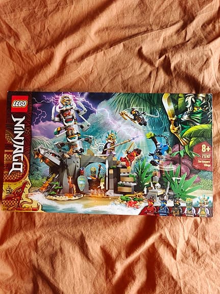 Oöppnad LEGO Ninjago - Väktarnas by Utrangerad produkt