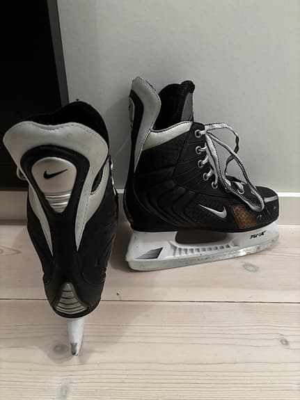 Nike hockey ishockeyskridskor svart/vit storlek 4 EE, 37.5.