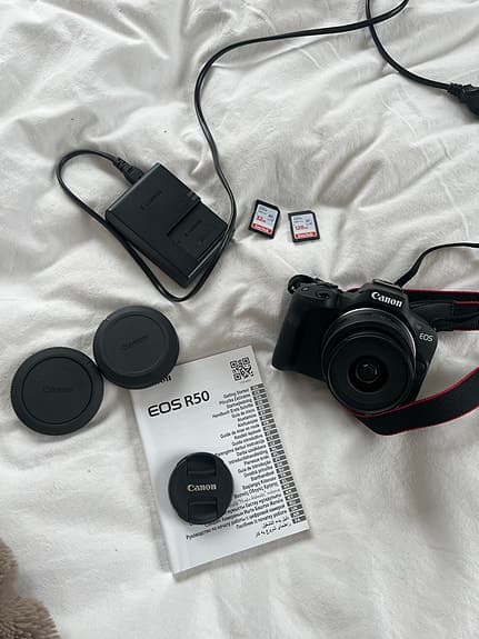 Canon EOS R50 + RF-S 18-45mm + 2 minneskort – Nyskick