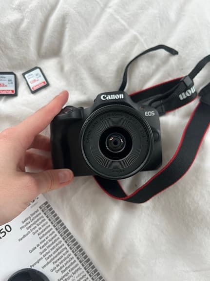 Canon EOS R50 + RF-S 18-45mm + 2 minneskort – Nyskick