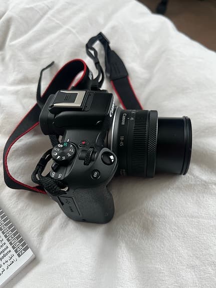 Canon EOS R50 + RF-S 18-45mm + 2 minneskort – Nyskick