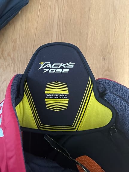 CCM Tacks 7092 hockeybyxor röd senior M