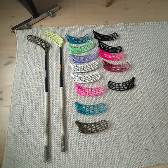 Innebandyklubbor med lösa blad i flera färger