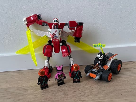 Lego Ninjago byggset med robot, fordon och minifigurer