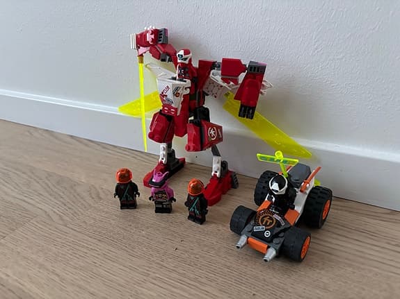 Lego Ninjago byggset med robot, fordon och minifigurer