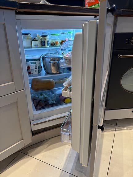 inegrerad frys och kyl till under bänk samt två fristående kylskåp med frysfack