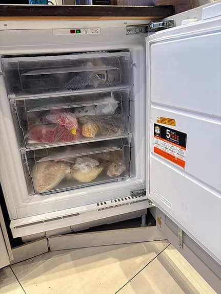 inegrerad frys och kyl till under bänk samt två fristående kylskåp med frysfack