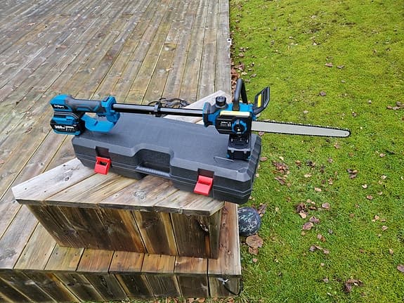 Förlängningsbar motorsåg med 2 batterier