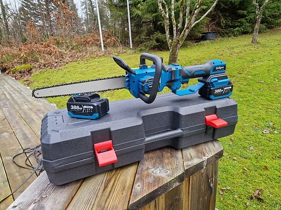 Förlängningsbar motorsåg med 2 batterier