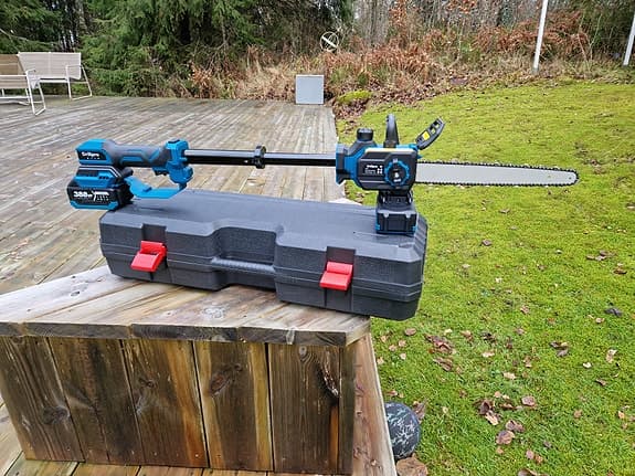 Förlängningsbar motorsåg med 2 batterier