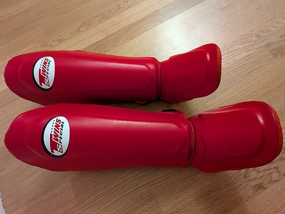 Twins Special Benskydd Muay Thai Thaiboxning