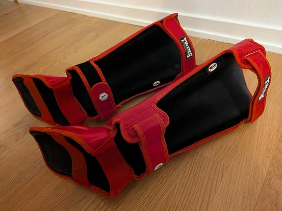 Twins Special Benskydd Muay Thai Thaiboxning