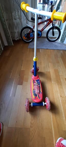 Sparkcykel med tre hjul.