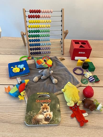 Babyleksaker, bla BRIO klosslåda, Babblarna figurer och stor kulram