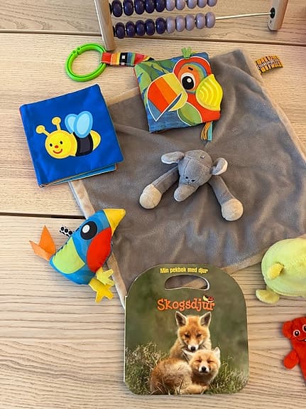 Babyleksaker, bla BRIO klosslåda, Babblarna figurer och stor kulram