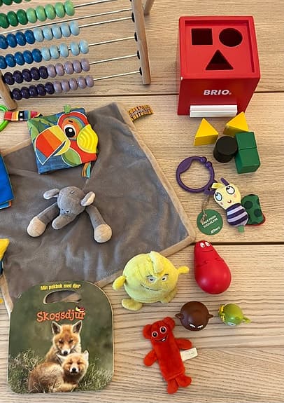 Babyleksaker, bla BRIO klosslåda, Babblarna figurer och stor kulram