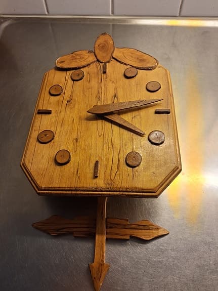 En väggklocka i trä 50 kr