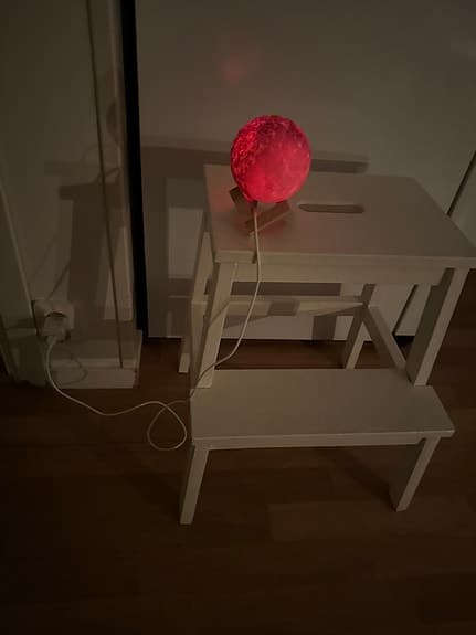 IKEA bordslampa med klotformad skärm flerfärgad