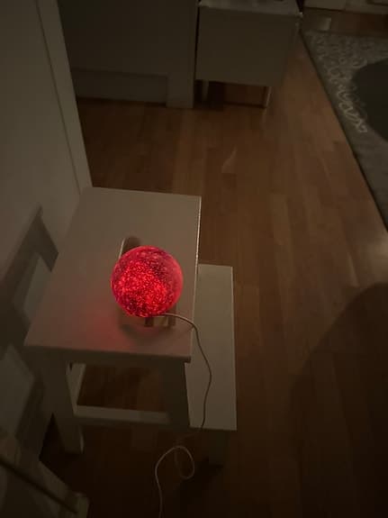 IKEA bordslampa med klotformad skärm flerfärgad