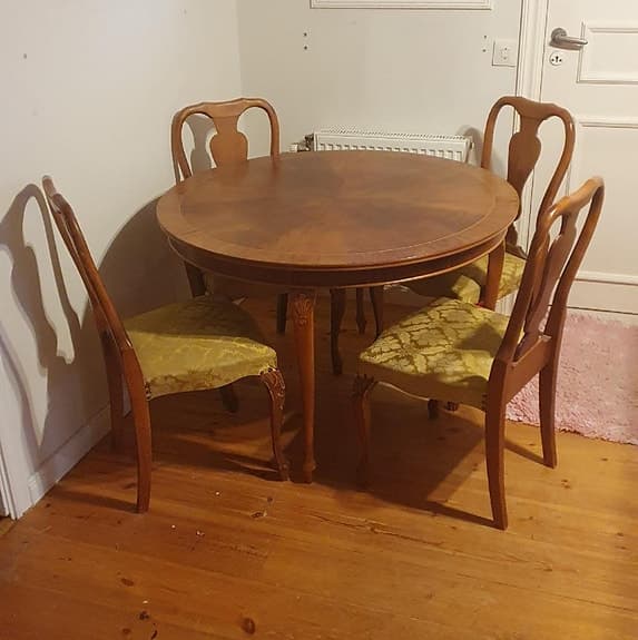 Matgrupp runt matbord med 4 stolar Rokokostil