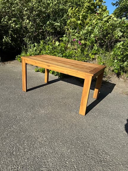 Stabil och stilren träbänk / soffbord i fint skick